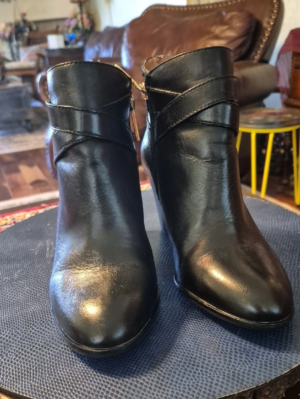 Louise et Cie Black Leather Ankle Booties with Buckle Detail Sz 7. (#812S)
